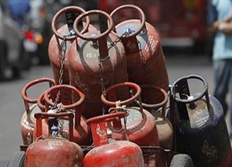 LPG Price: Gas cylinder became cheaper on the very first day of the year 2025, now you will get it for this much rupees