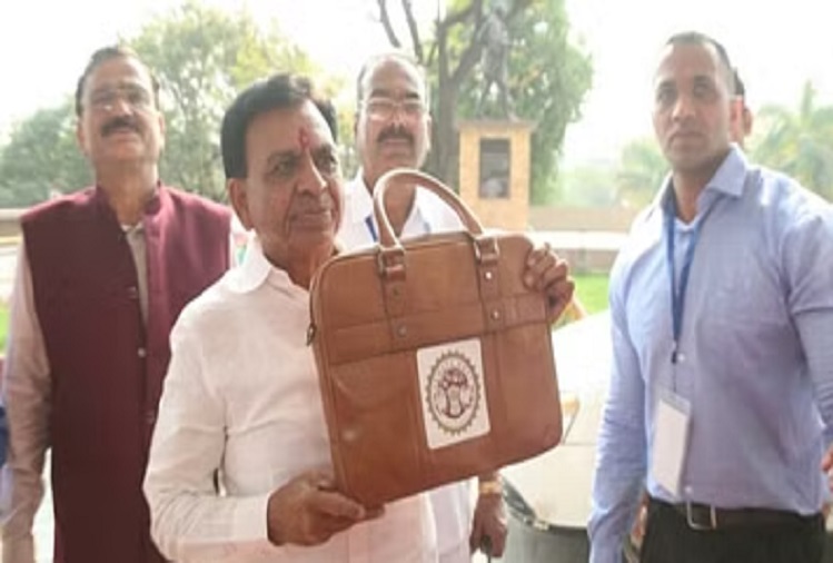 Madhya Pradesh government's annual budget today, Finance Minister Deora will present