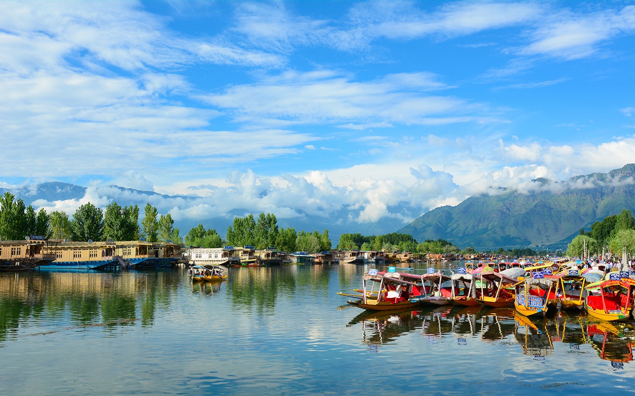 Jammu and Kashmir: Number of tourists increasing day by day in Kashmir, becoming favorite destination of people.