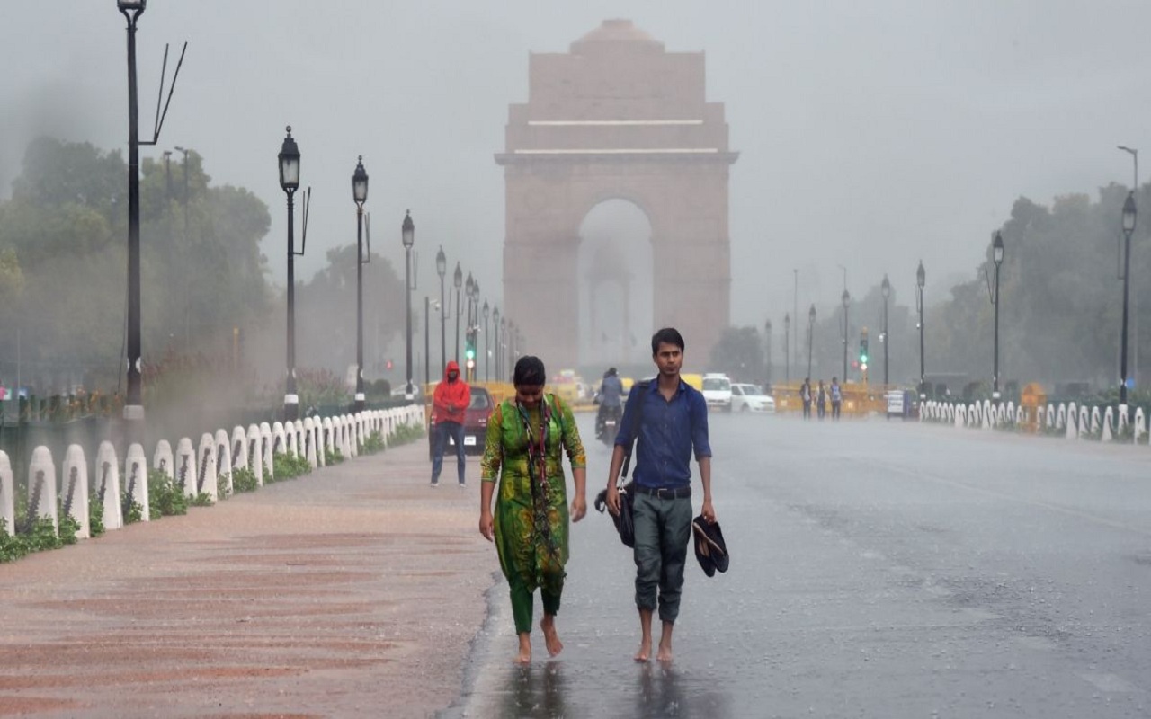 Weather Update: Pleasant weather in Delhi, forecast of light rain.