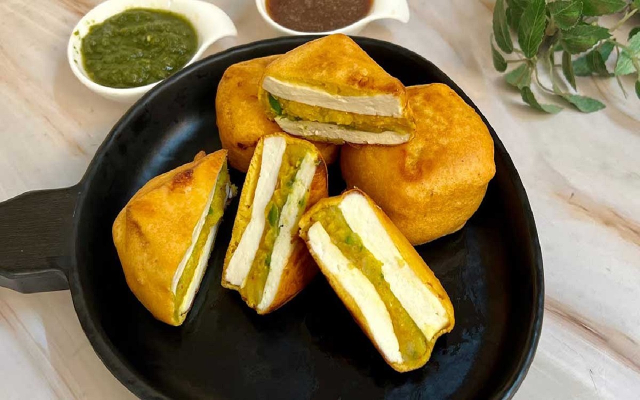 Recipe Tips: You can also make paneer stuffed pakoras for breakfast, they are very tasty