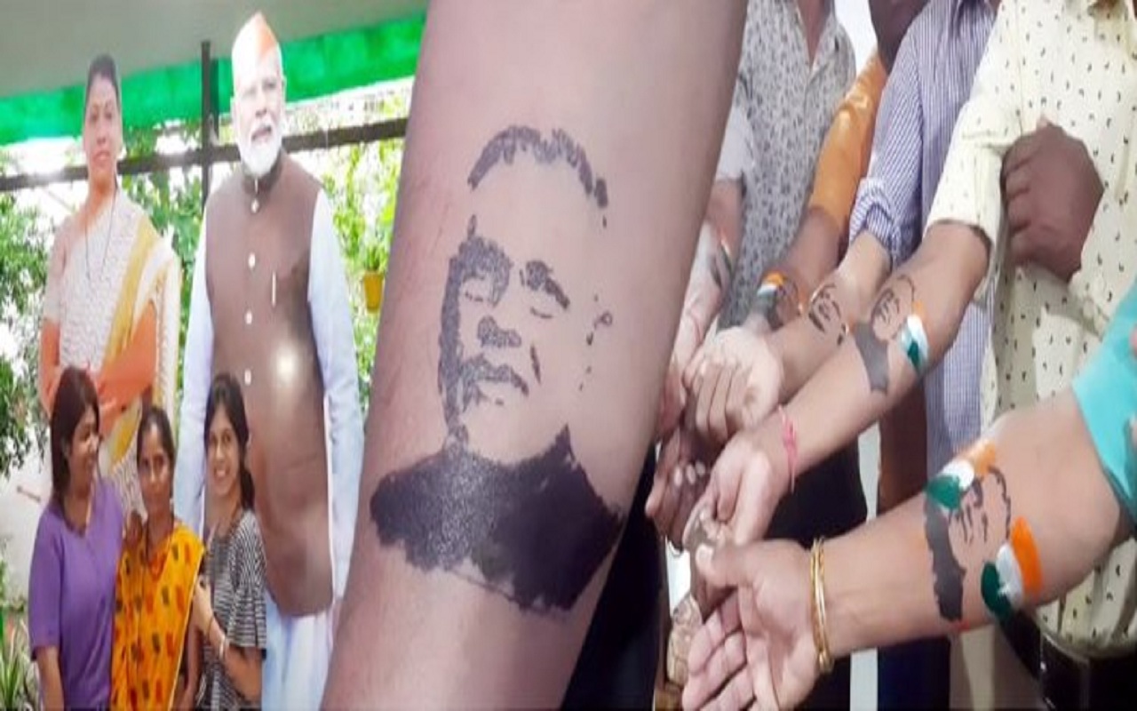Ajmer: In the joy of Modi's visit to Ajmer, people got tattoos done on their hands.