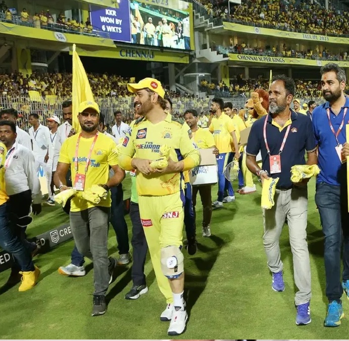 MS Dhoni: Dhoni's successful knee surgery, was injured in the very first match of IPL