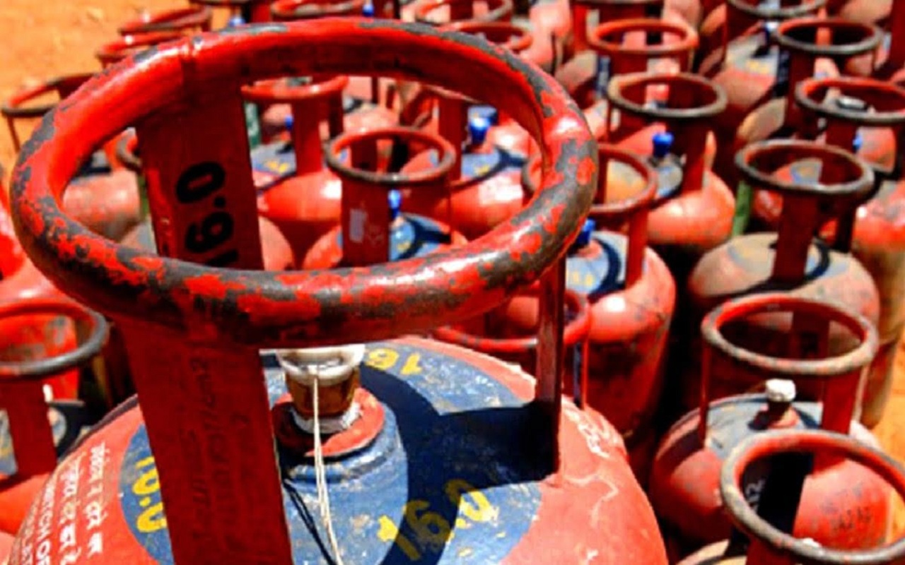 Commercial cylinder prices reduced by Rs 83.5, aviation fuel prices also cut