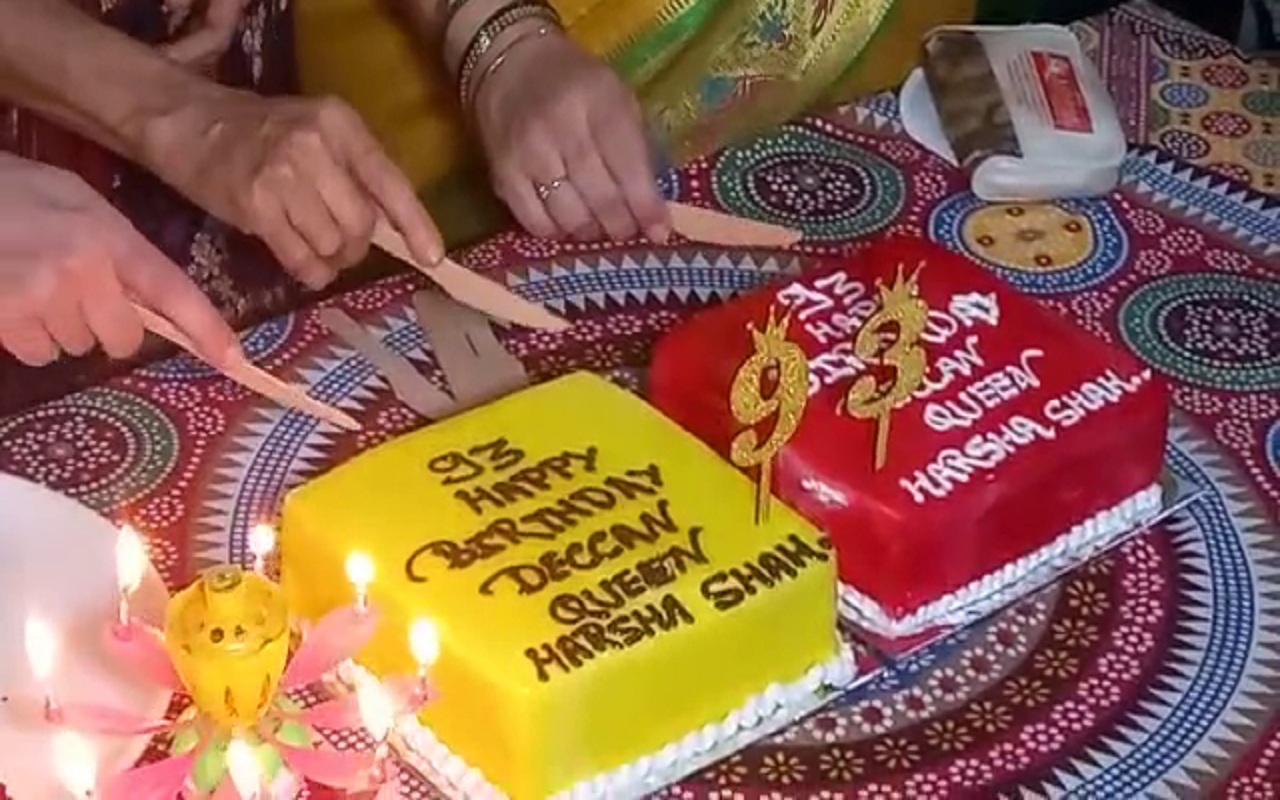 Deccan Queen completes 93 years of operation, rail lovers celebrate train's birthday by cutting cake