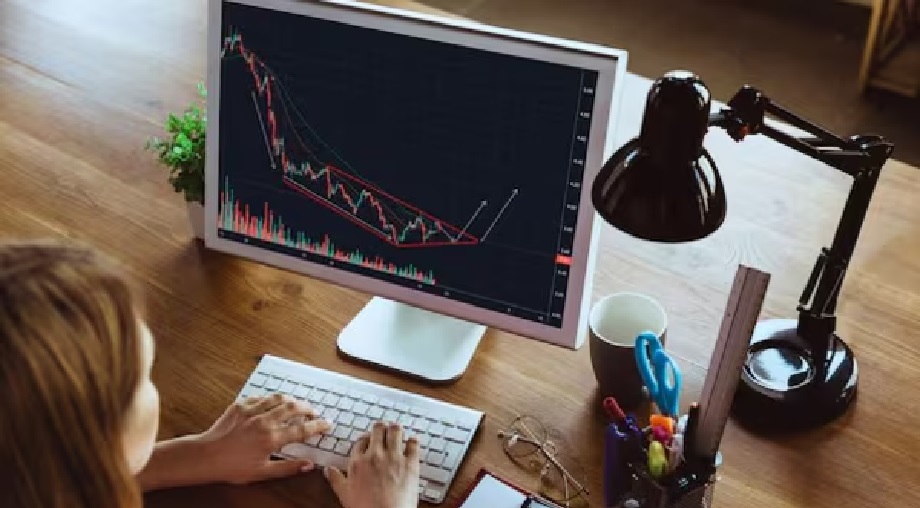 Analysts believe- RBI's interest rate decision, macroeconomic data, global trends will give direction to the stock market this week