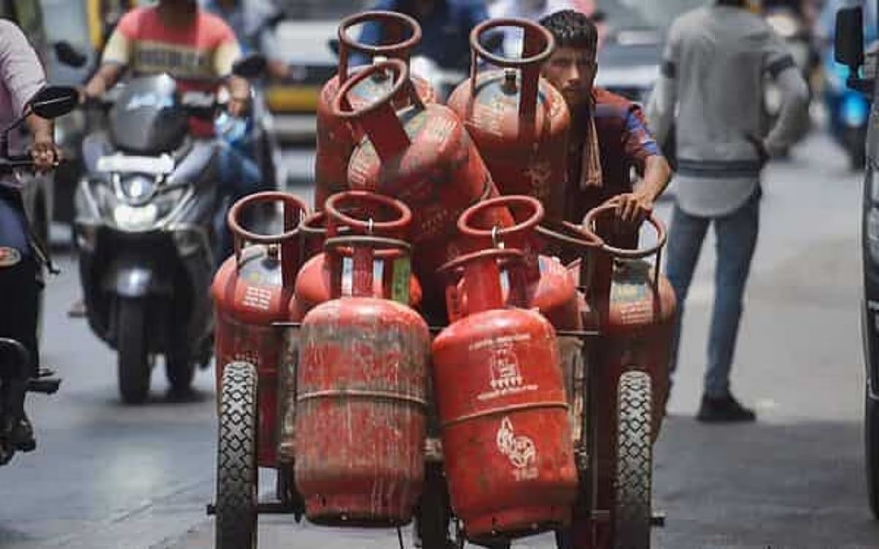 LPG Price: Today, the price of LPG gas decreased again, the price of the cylinder increased by Rs 157.