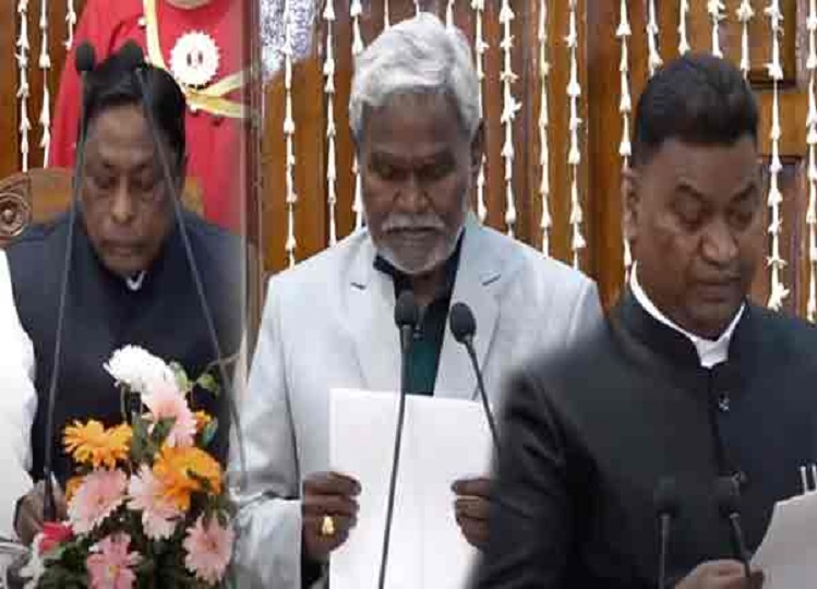 Jharkhand: Champai Soren becomes the new Chief Minister of Jharkhand, the Governor administered the oath along with two cabinet ministers.