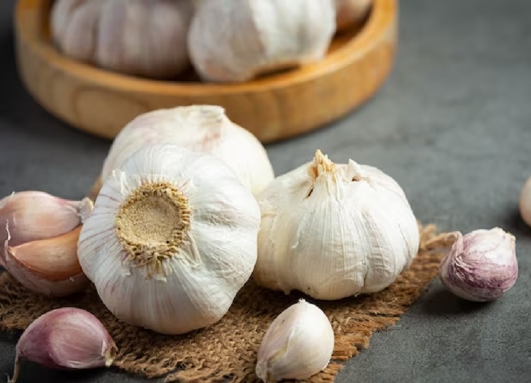 Health Tips: A person suffering from this disease will get benefit by consuming garlic