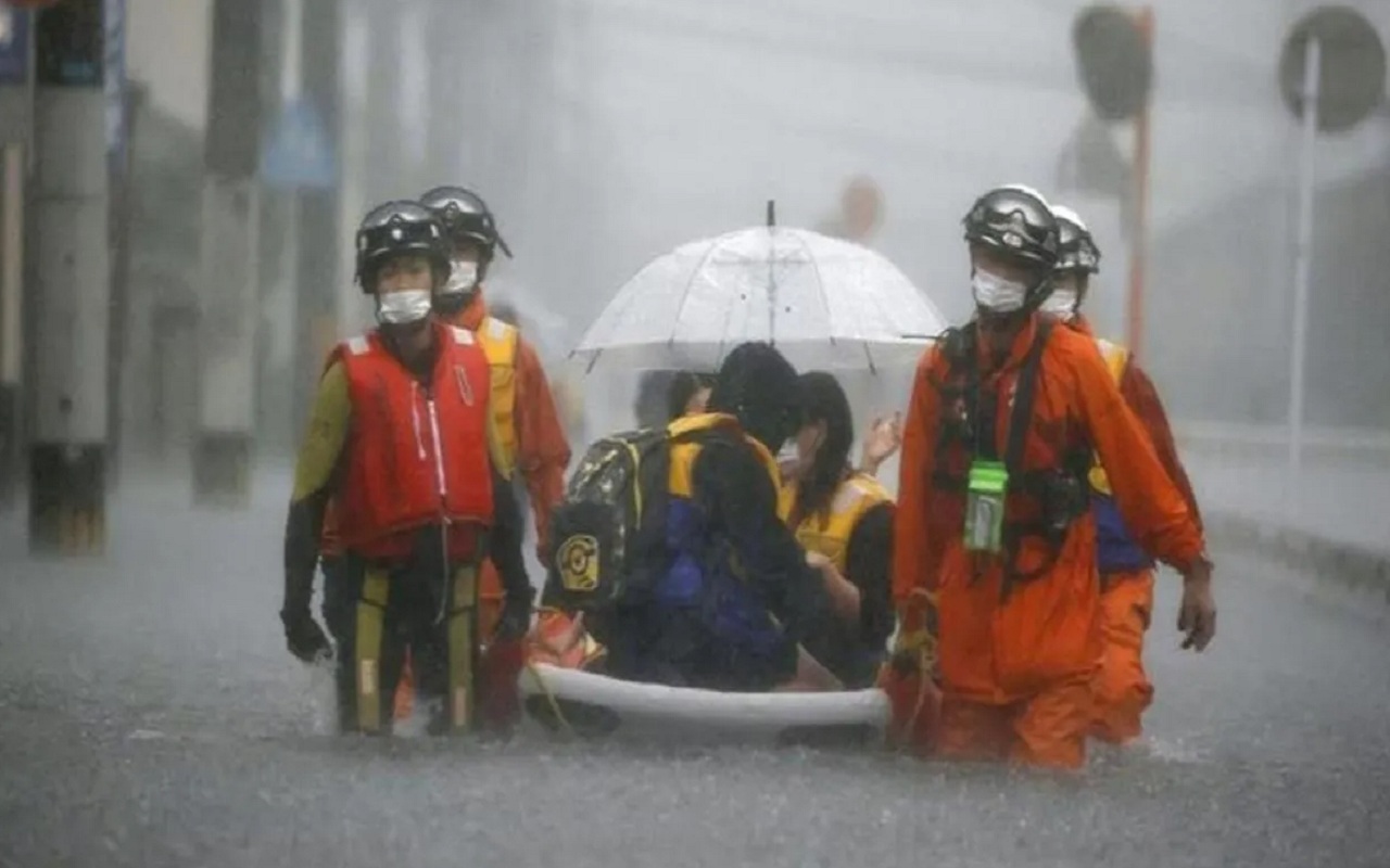 Cyclone Mawar rains heavily in Japan, threat of landslides in southern and western areas