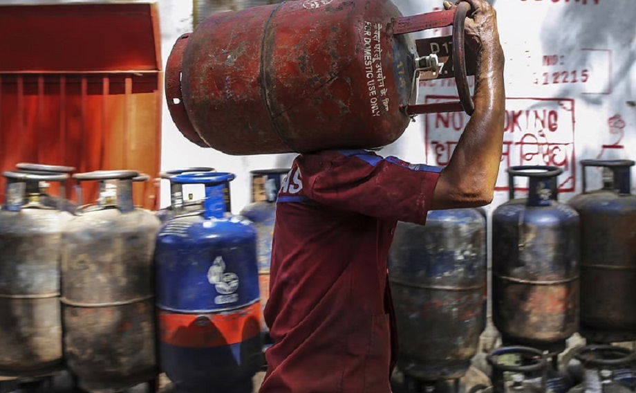 Government scheme: Under this scheme, gas cylinders are available for Rs 300 less, you should know about it