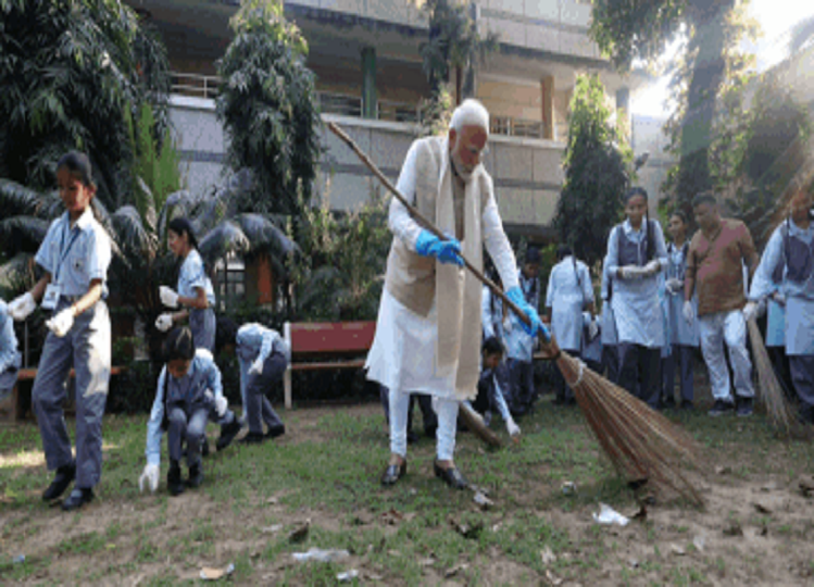 10 years of Swachh Bharat: PM Modi participated in the cleanliness drive with school children, cleaned by sweeping