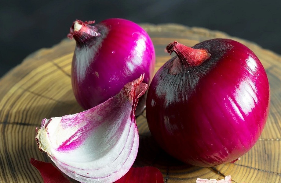 Hair Care Tips: Onion juice removes many types of hair related problems, use it in this way