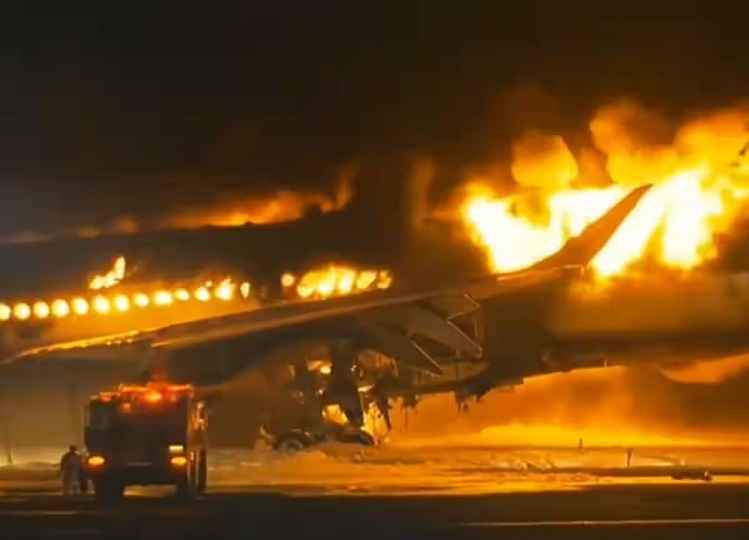 Japan: Two planes collided at the airport in Japan, massive fire broke out, 379 passengers were on board