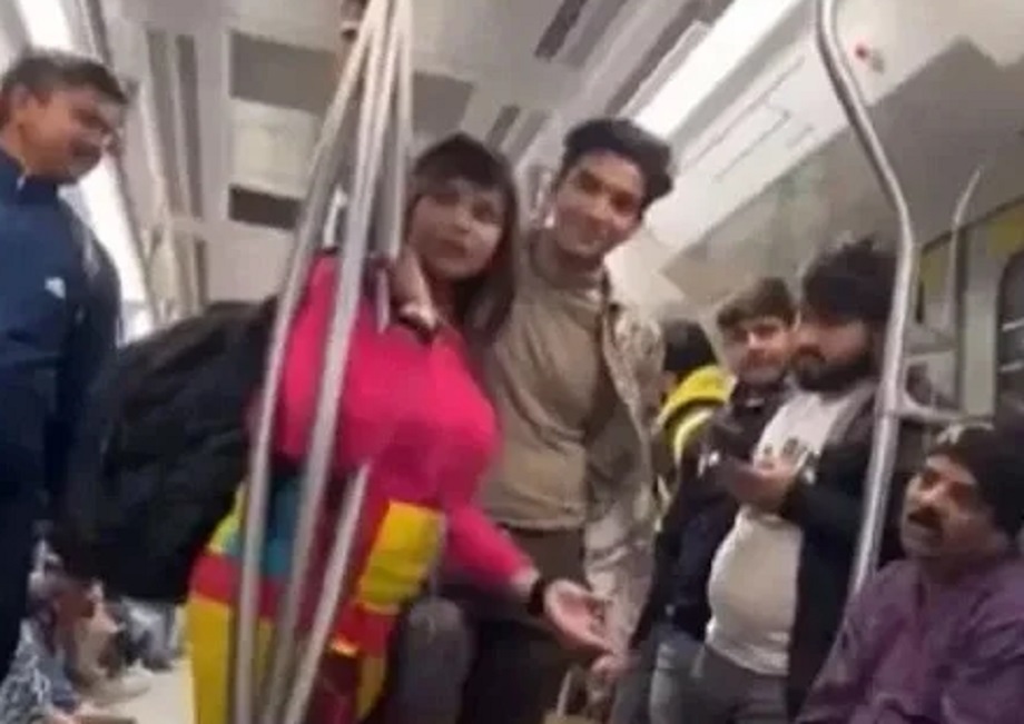 Video viral: Incident unfolds in Delhi Metro, young woman confronts her uncle...
