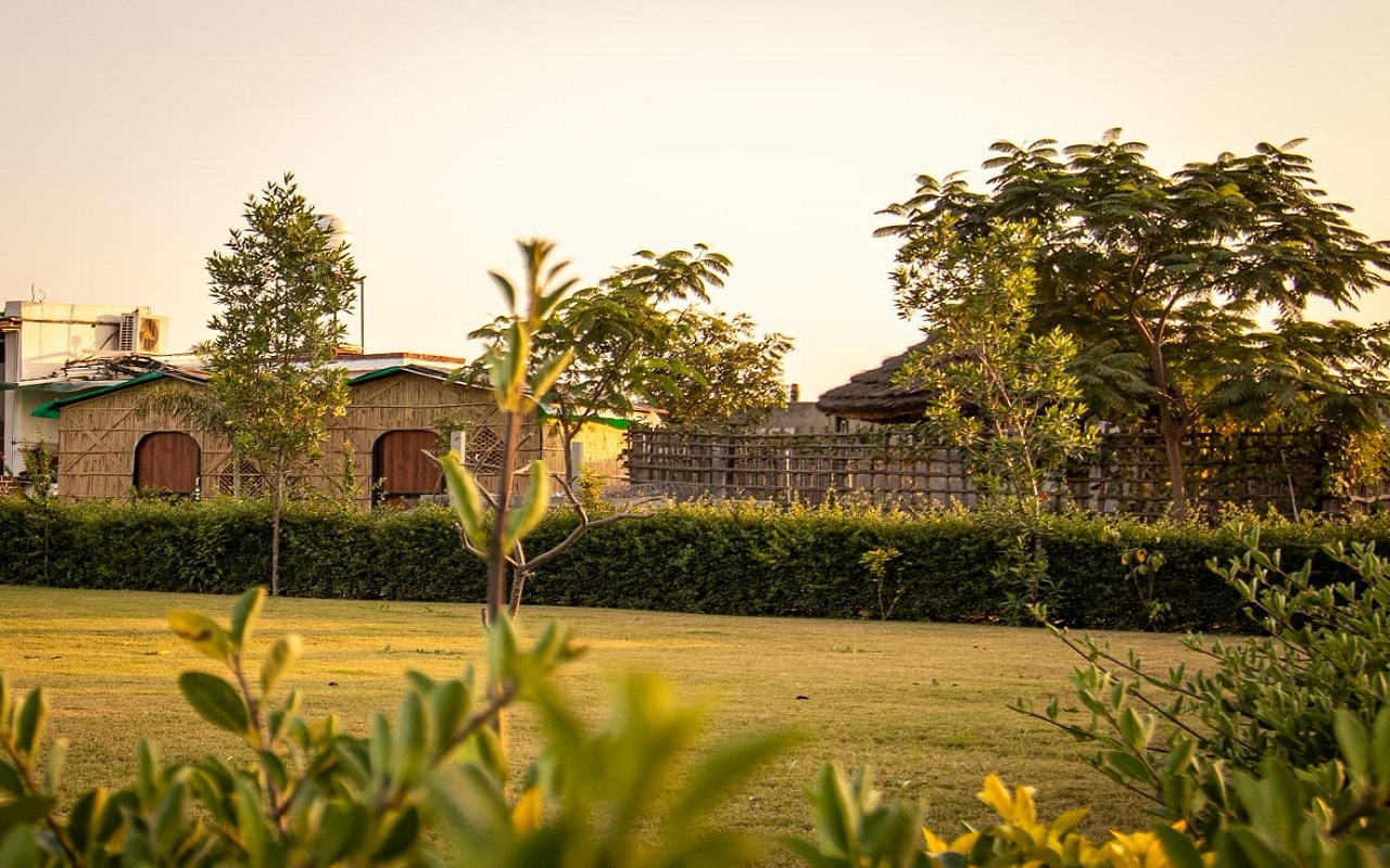 Travel Tips: You can also choose the beautiful Trishala Farmhouse in Jaipur for any wedding related program.