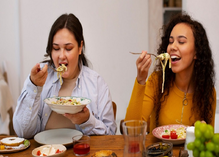Health Tips: The habit of eating hastily can cause many problems to you, know about it