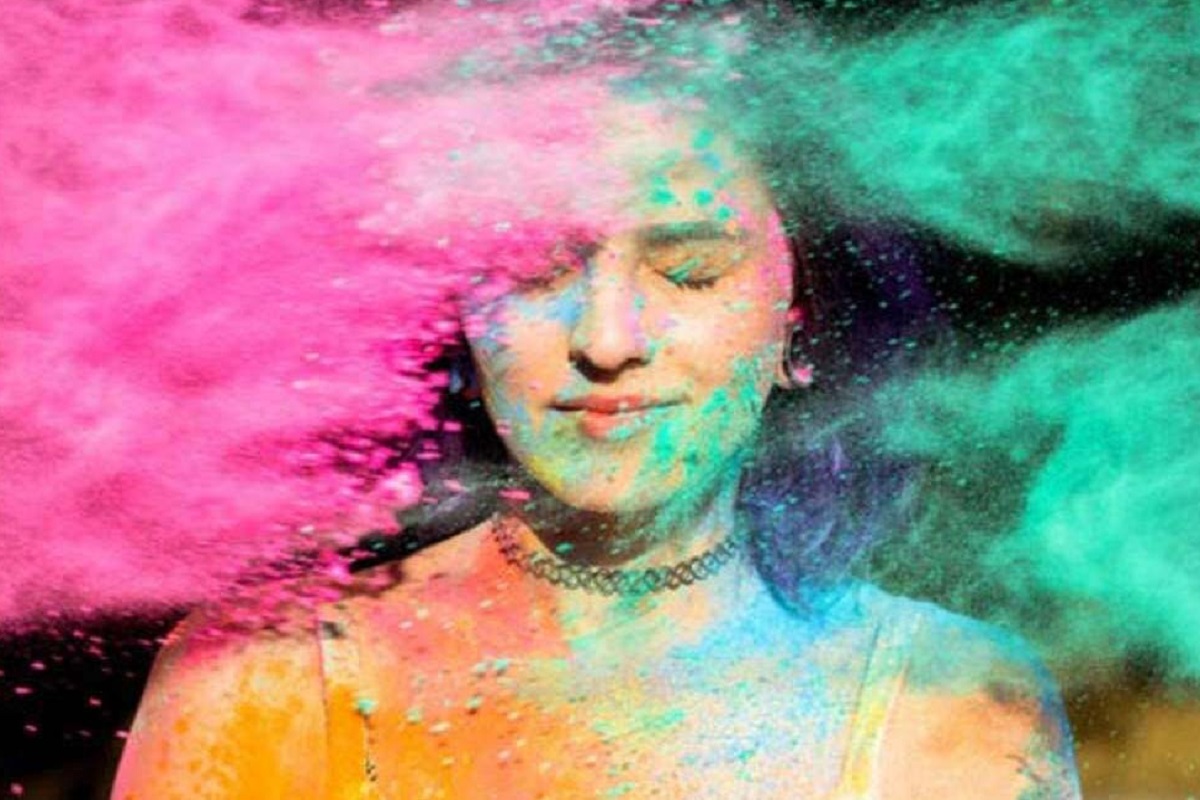Holi 2023 : Do these measures to avoid skin allergy caused by colors on Holi