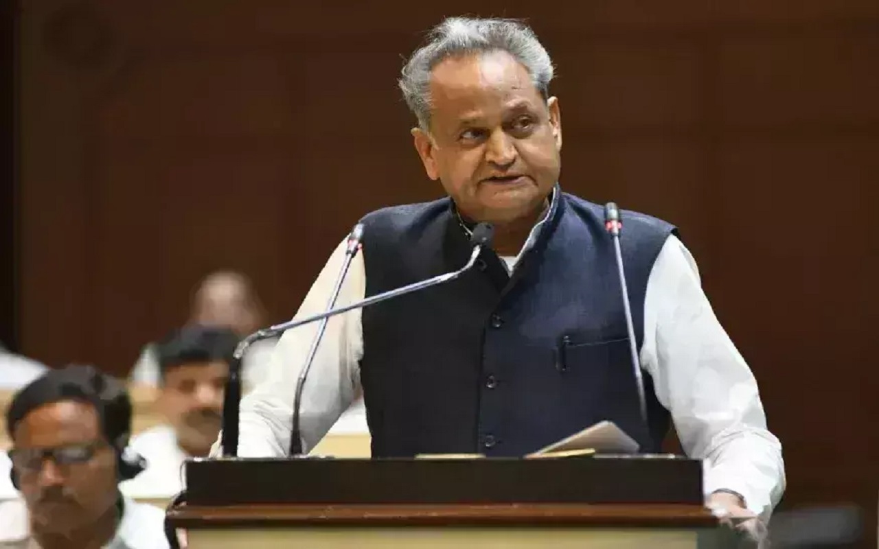 Rajasthan: Chief Minister Ashok Gehlot gave a gift to the children, students up to 12th will now get free education!