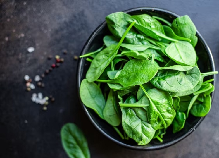 Health Tips: Spinach is beneficial for health as well as skin and hair, these nutrients are available