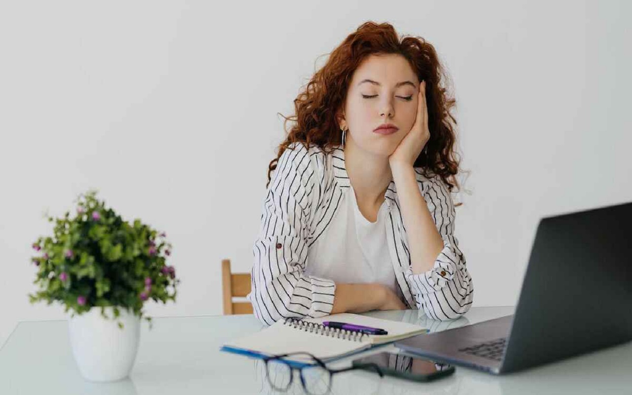 Health Tips: If you also feel sleepy in the office, you can relax yourself in this way