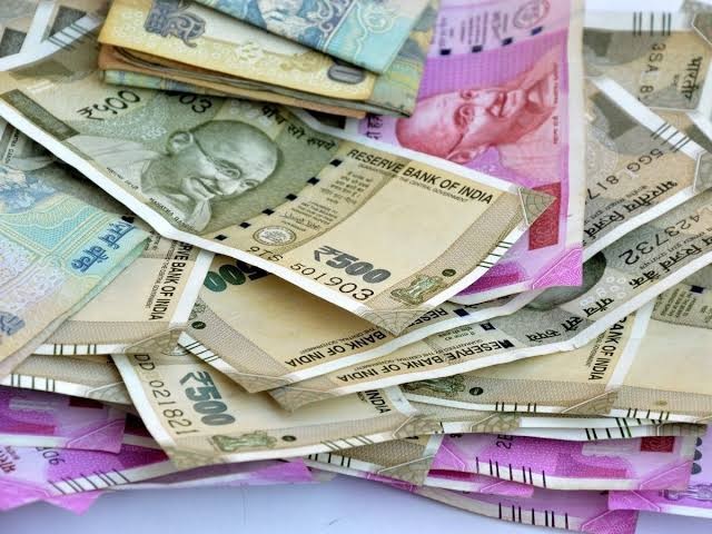 7th Pay Commission: DA expected to increase by 4 percent next month, check details
