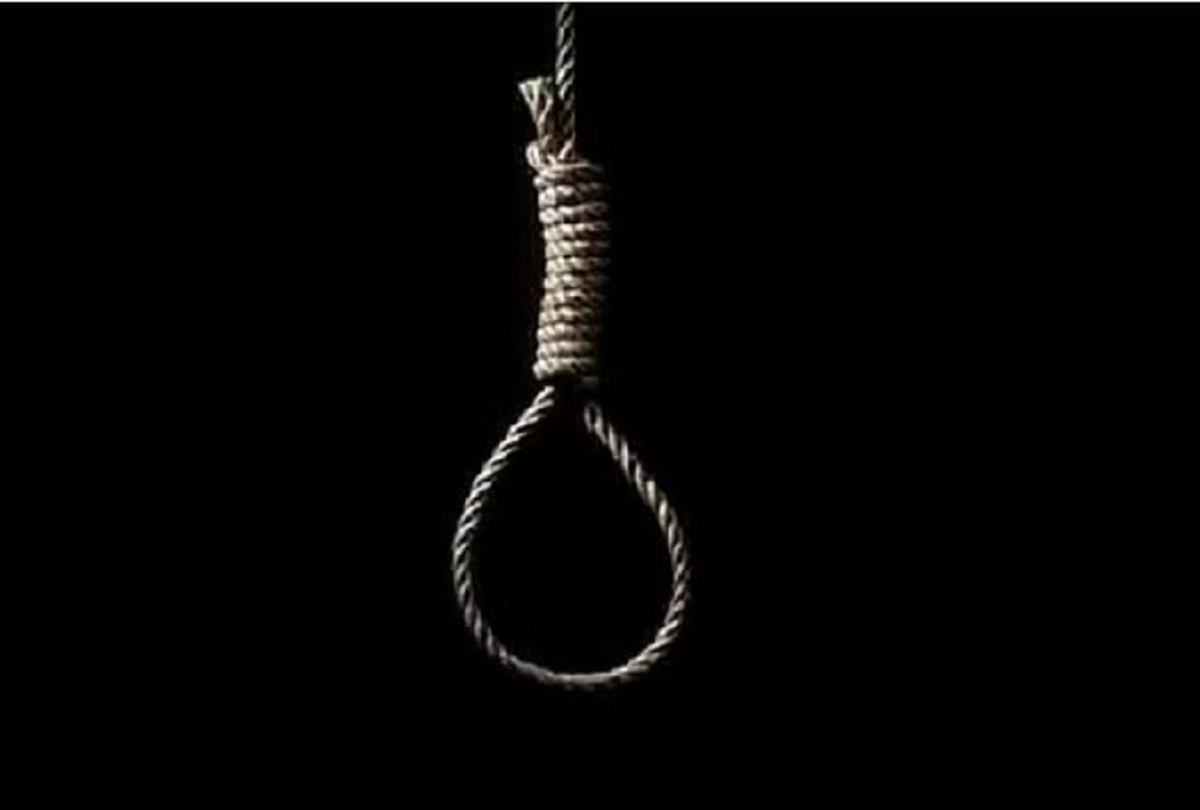 Had put a noose around his neck to scare his wife, died due to loss of balance
