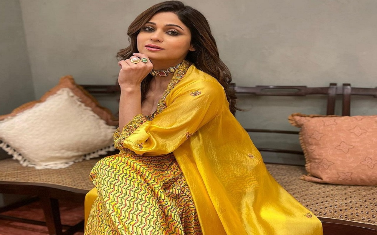 Photo Gallery: Shamita Shetty is looking very beautiful in golden outfit