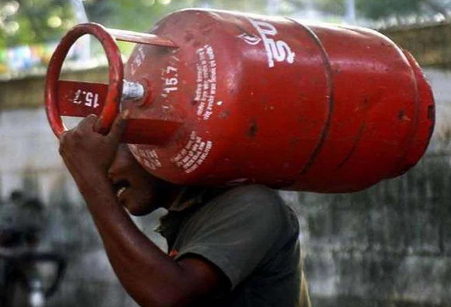 LPG Price Increased: Commercial LPG cylinder price increased by Rs 7, now you have to pay so much money