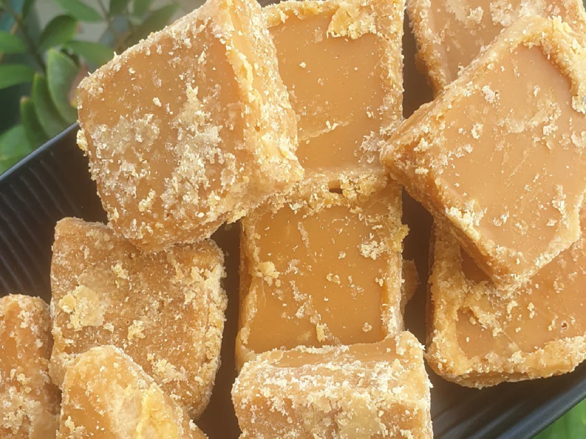 Skin Care Tips: Jaggery removes the problem of tanning, use it this way