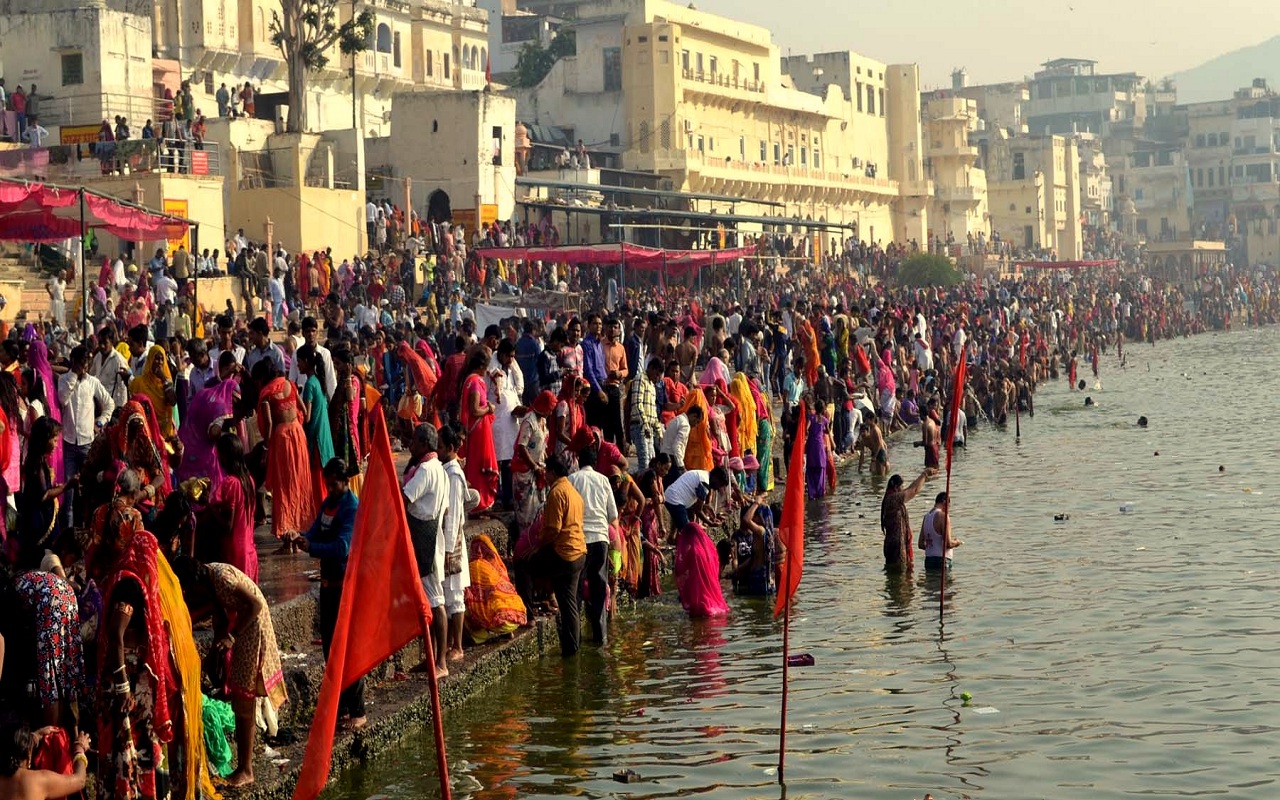 Rajasthan: Devotees took a religious bath in the holy Pushkar Sarovar
