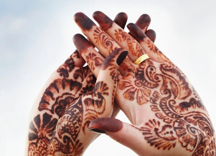 Hariyali Teej 2024: Apply this amazing mehndi design on your hands on Hariyali Teej