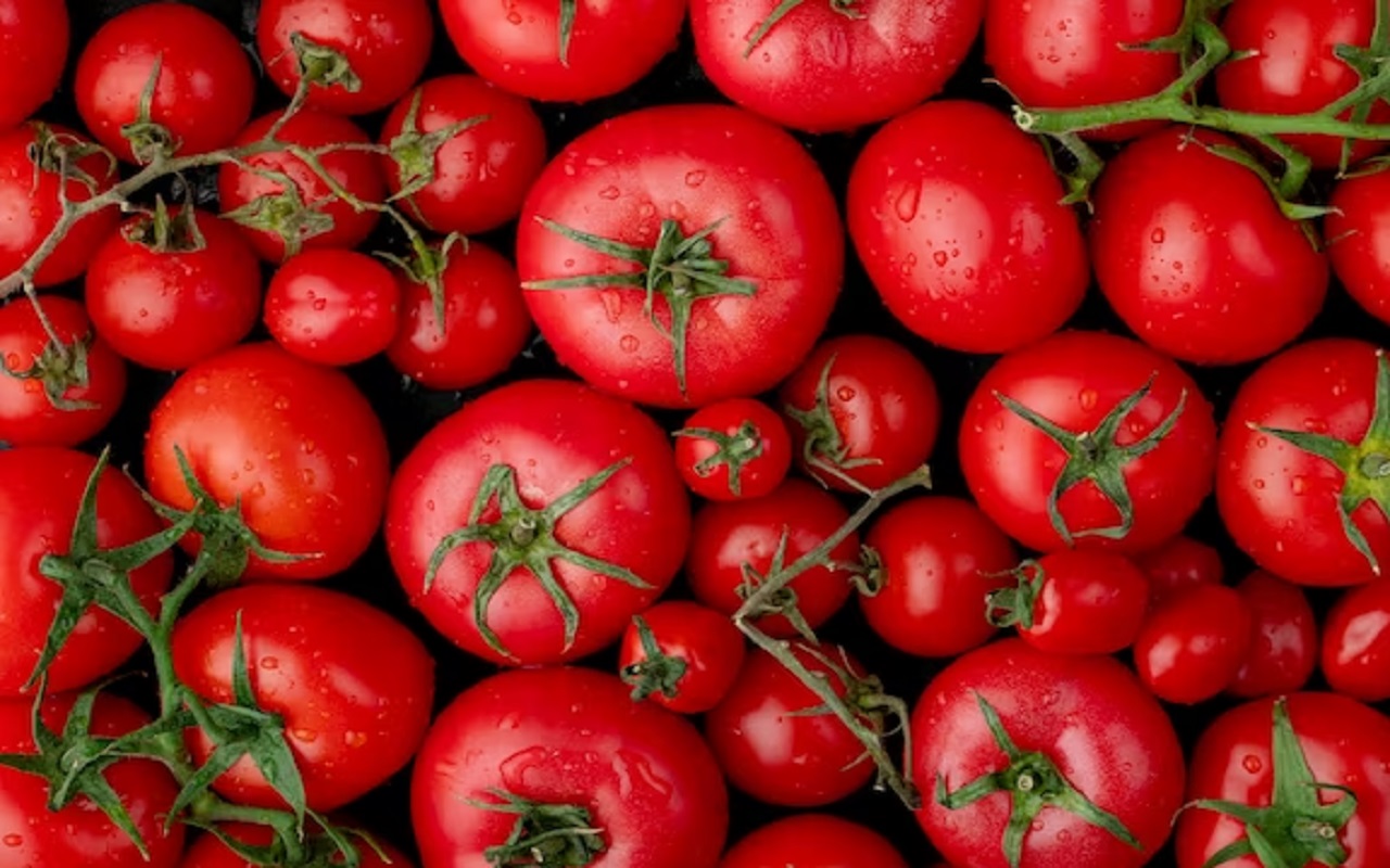 Beauty tips: Tomato enhances the beauty of the face, consuming it removes these problems