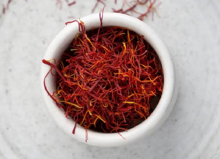 Health Tips: Drink saffron tea before sleeping at night, you will get many benefits.