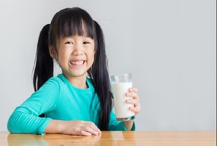 Health Tips: Do not let children eat these things with milk, it can cause problems