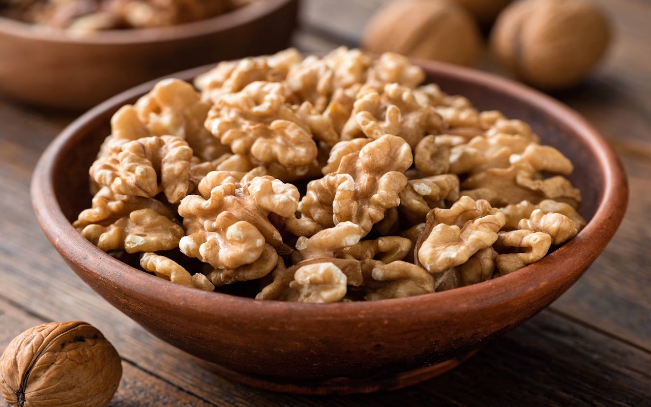 Health Tips: If you want to know the benefits of eating soaked walnuts then start from today itself.