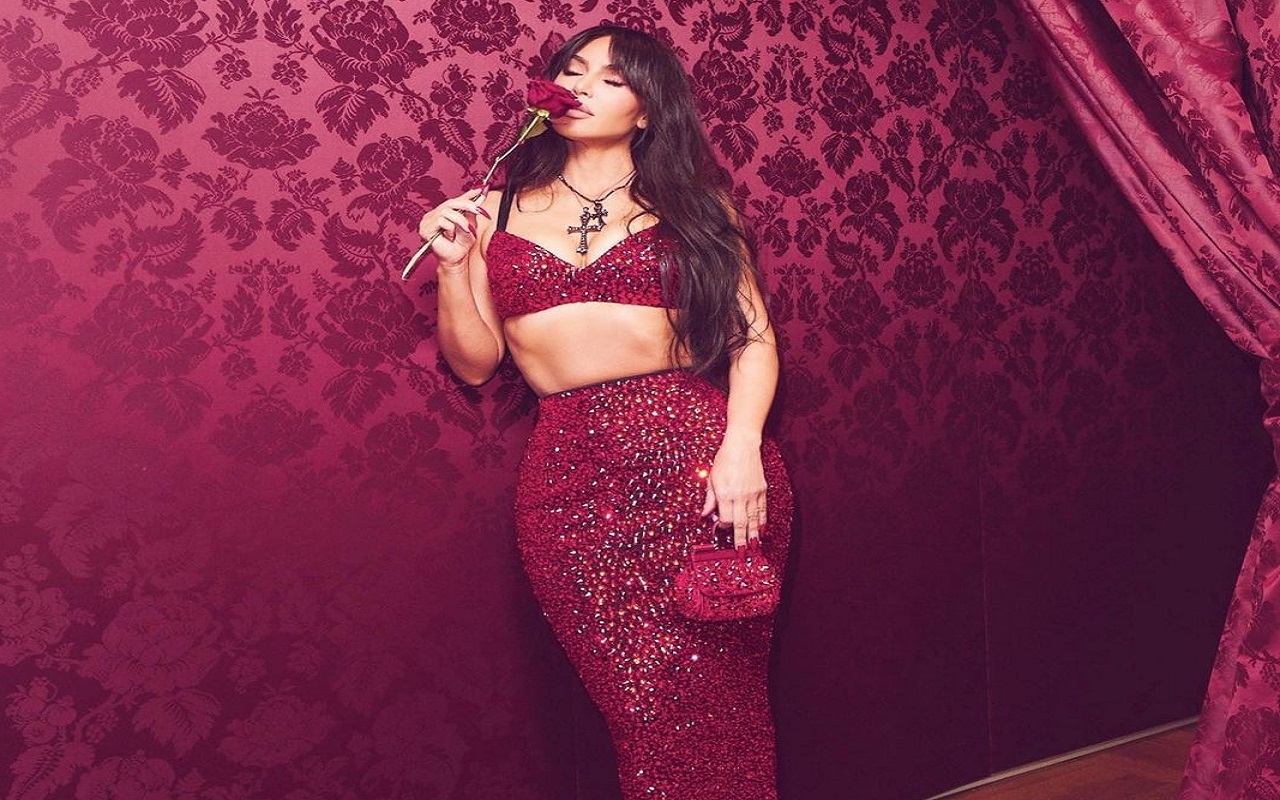 Photo Gallery: Kim Kardashian poses killer in red crop top