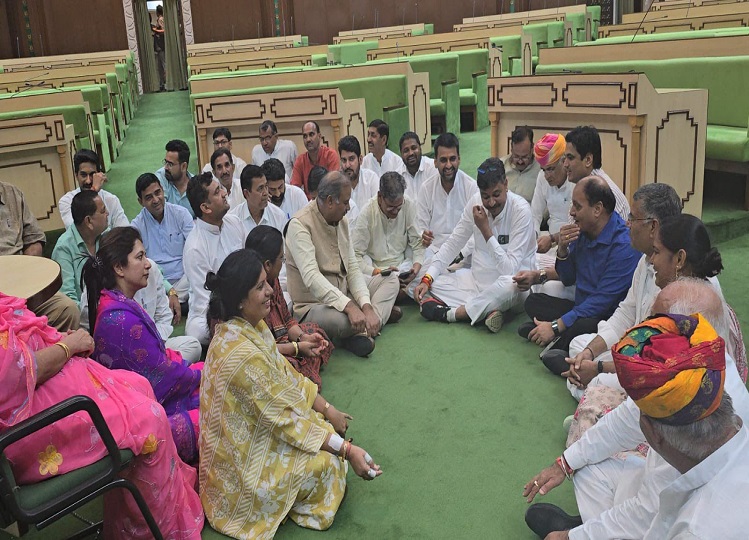 Rajasthan: Congress MLAs staged a sit-in protest in the assembly overnight, this is the reason