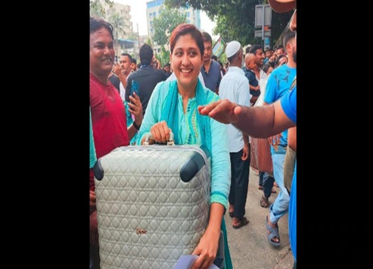 Amid protests in Bangladesh, a woman stole a Dior suitcase from Sheikh Hasina's house, photo goes viral