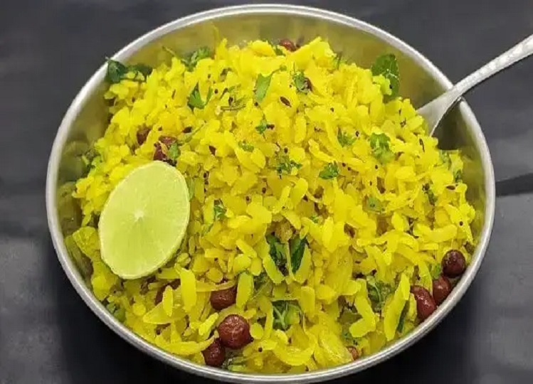 Health Tips: Poha breakfast is very good for health, it provides many benefits.