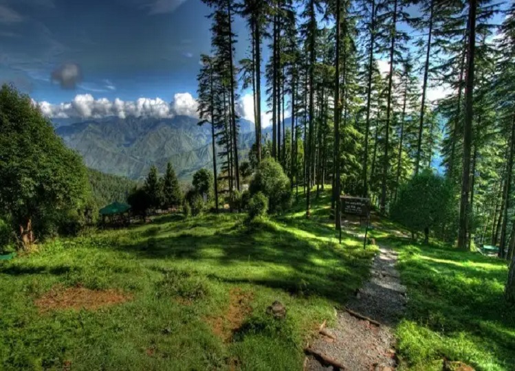 Travel Tips: If you want to go with your partner in the monsoon season, then choose this place
