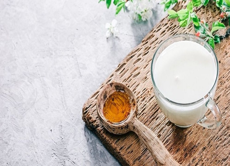 Health Tips: You should also consume milk and honey, you will get many benefits