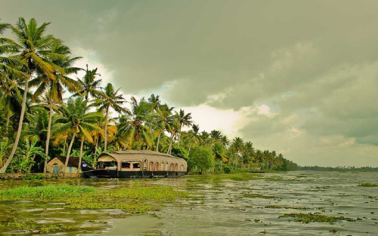 Travel Tips: If you are also going for a trip then you can visit this place in Kerala this time.
