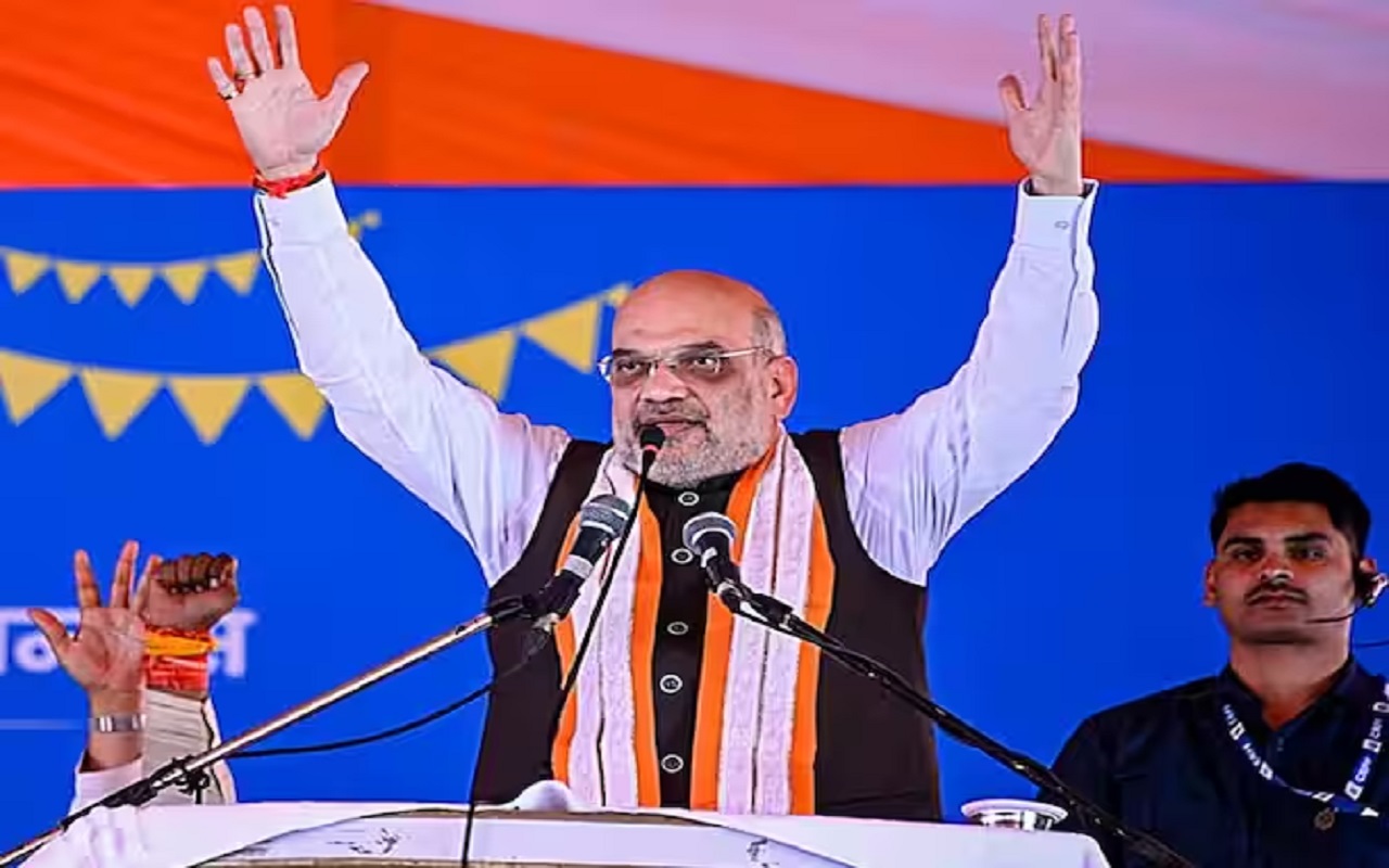 Amit Shah: The Union Home Minister took the entire opposition, including the Congress, on the mark, said - your family is in danger, not democracy
