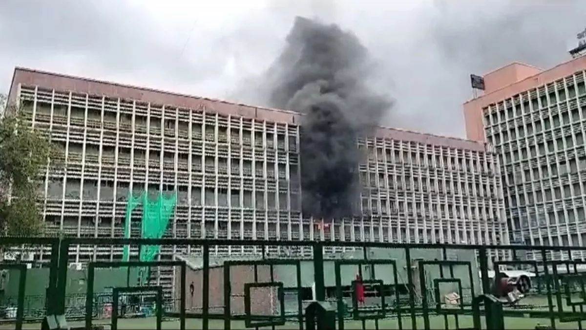 Delhi AIIMS Fire: Fierce fire in Delhi AIIMS, 8 fire engines engaged in extinguishing the fire