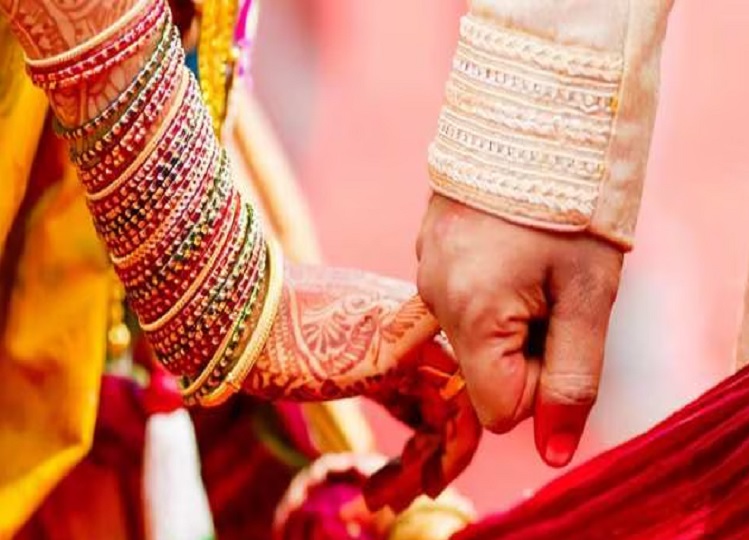 Unique wedding: The bride and groom arrived to get married without clothes, completed all the rituals