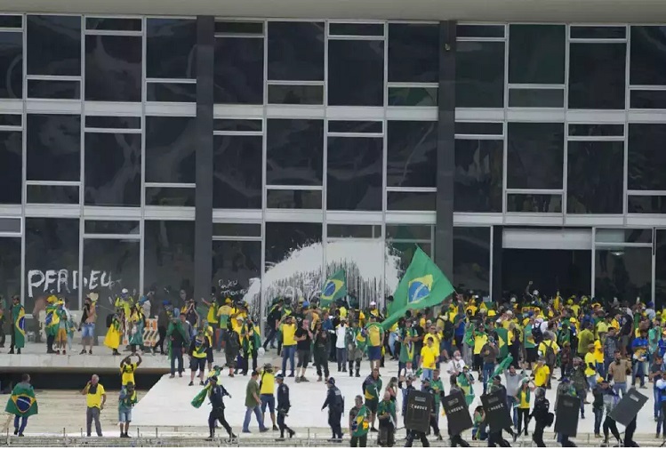 Supporters of Bolsonaro stormed the Supreme Court and the Presidential Palace in Brazil
