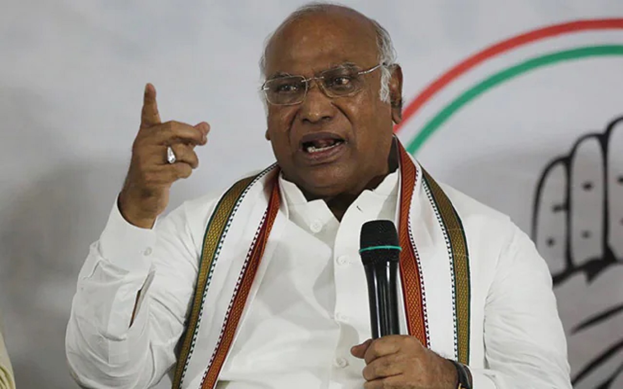 Karnataka Elections 2023: New tension begins for Congress, EC issues notice to party president, matter related to Sonia Gandhi
