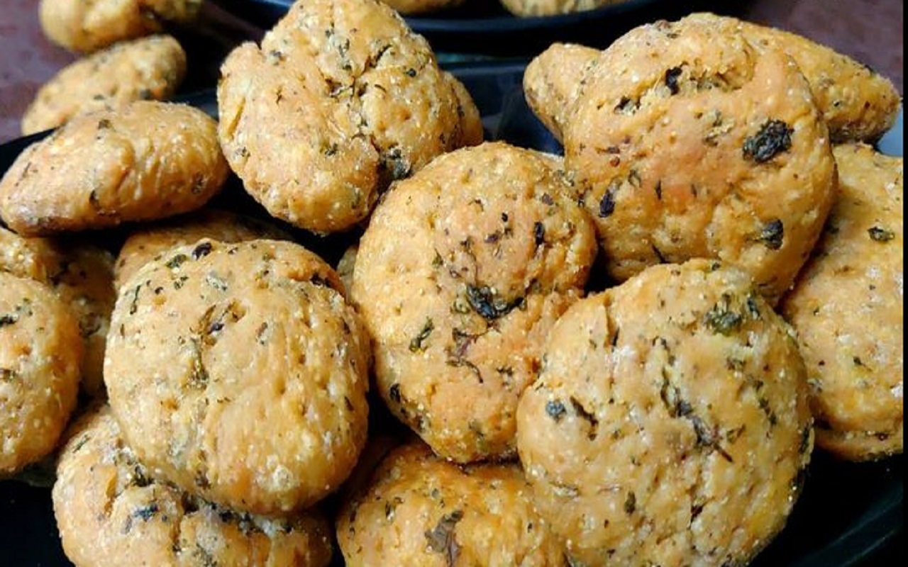 Snacks Recipe Tips: You can also enjoy 'Kasoori Methi Mathri' with tea.