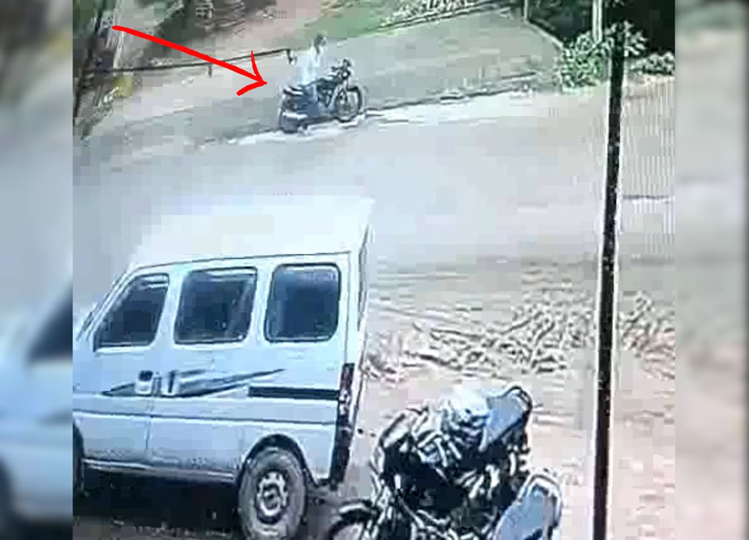 Rajasthan Crime: A 5-year-old girl was passing by a bus stop, when the kidnapper took her away on a bike, the incident was captured on CCTV